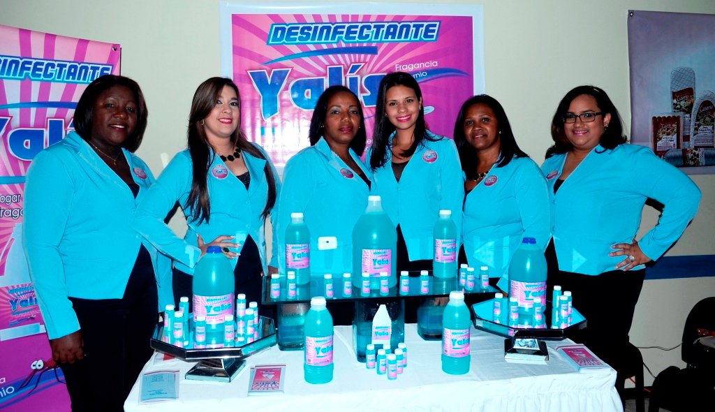 estudiantes muestran nuevo producto